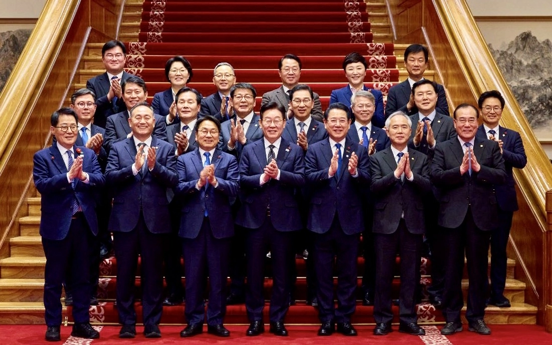 지난 9일 청와대에서 열린 이재명 대통령 주재 오찬 간담회에서 강기정 시장과 김영록 지사, 지역 국회의원 등 참석자들이 기념촬영을 하고 있다. 광주광역시 제공