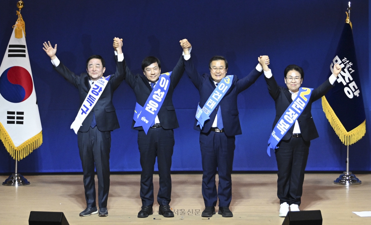 11일 서울 여의도 국회 의원회관에서 열린 더불어민주당 최고위원 보궐선거 후보자 합동연설회에서 후보들이 손을 맞잡고 기념 촬영을 하고 있다. 사진 왼쪽부터 강득구·이성·이건태·문정복 의원. 2026.1.11 이지훈 기자