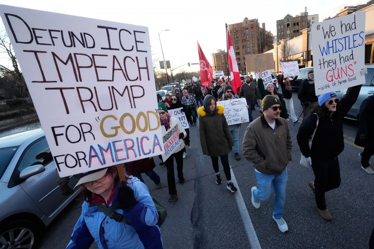 미국 캔자스시티에서 시위대가 이민세관단속국(ICE)의 강압적 단속에 반대하는 집회를 열고 있다. AP 연합뉴스