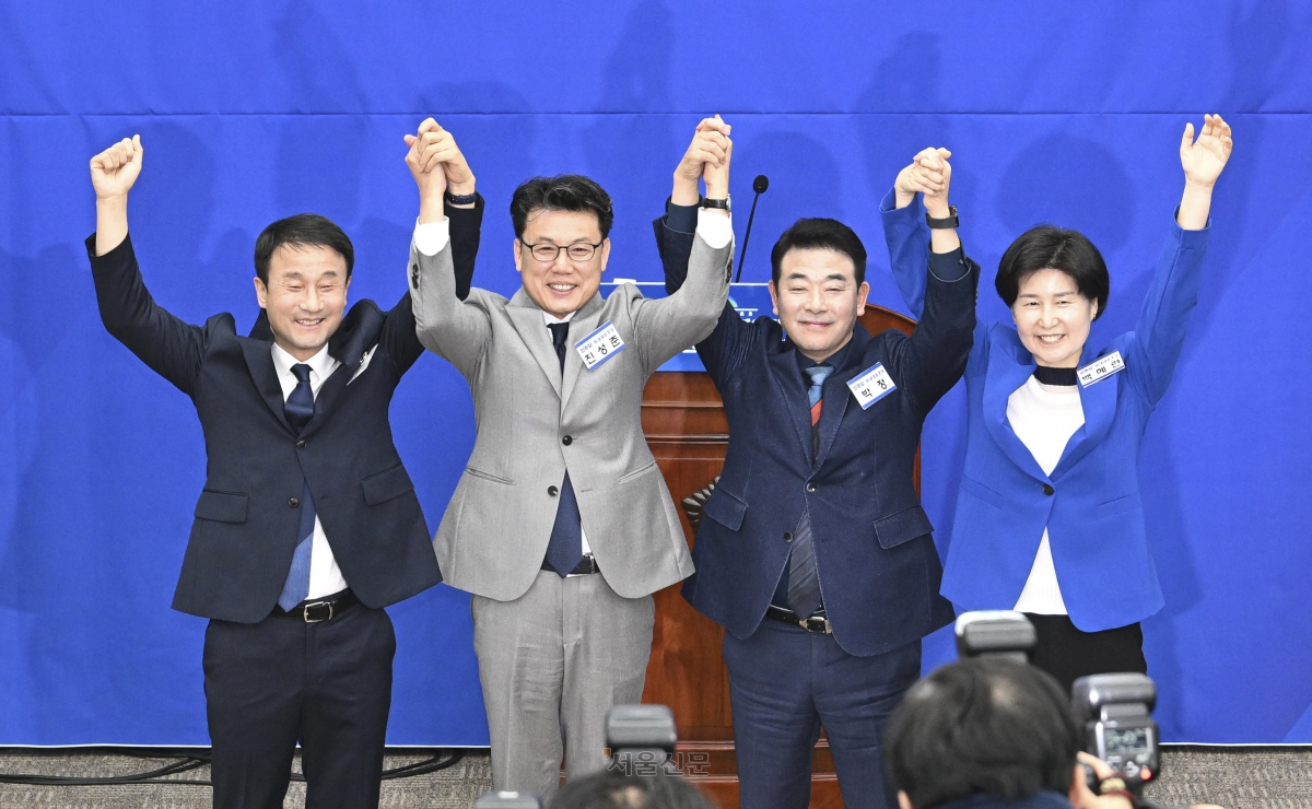 11일 서울 여의도 국회에서 열린 제22대 국회 더불어민주당 원내대표 선출을 위한 의원총회에서 후보들이 손을 맞잡고 기념 촬영을 하고 있다. 사진 왼쪽부터 한병도·진성준·박정·백혜련 의원. 2026.1.11 이지훈 기자