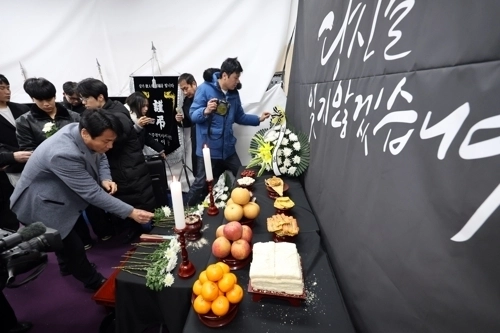 광주광역시 화정아이파크 붕괴참사 4주기인 11일 화정동 금호하이빌에서 열린 추모식에서 추모객들이 헌화하고 있다. (연합뉴스 제공)