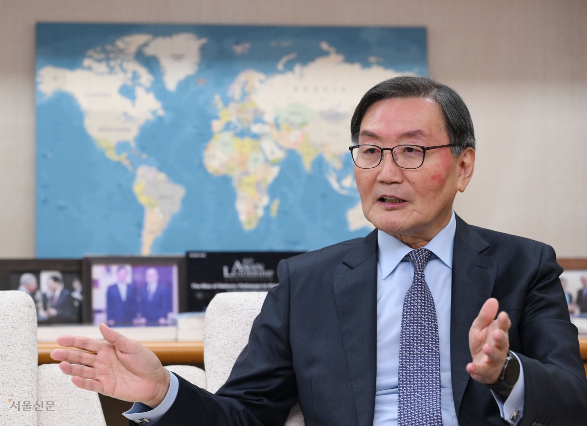 전광우(전 금융위원장·전 국민연금공단 이사장) 세계경제연구원 이사장이 11일 서울 강남구 무역센터 트레이드타워 집무실에서 진행된 서울신문과의 인터뷰에서 미중 패권경쟁 속에서 한국 경제가 나아가야 할 방향에 대해 설명하고 있다. 도준석 전문기자