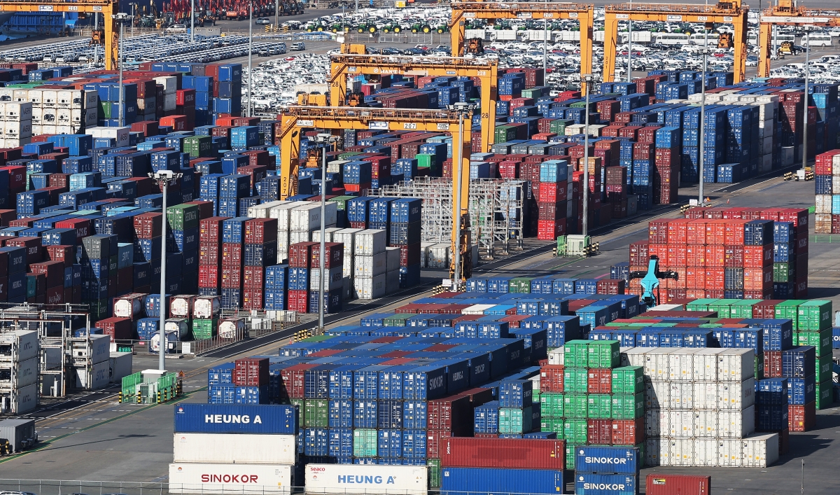 사진은 1일 경기도 평택항에 컨테이너가 쌓여 있는 모습. 2026.1.1. 연합뉴스