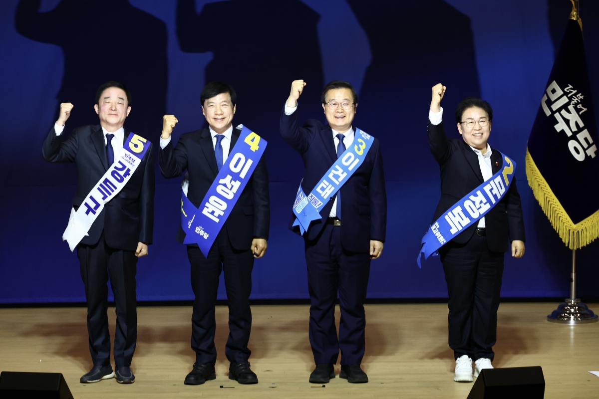 11일 오후 서울 여의도 국회 의원회관에서 열린 더불어민주당 최고위원 보궐선거 후보자 합동연설회에서 후보자들이 기념촬영하고 있다. 왼쪽부터 강득구, 이성윤, 이건태, 문정복 의원. 2026.01.11 뉴시스