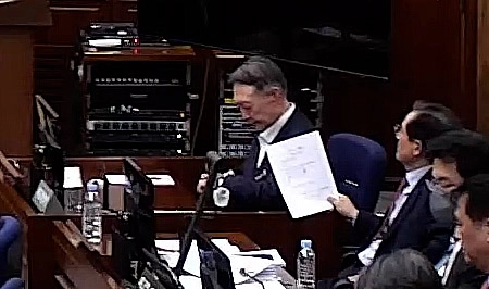 윤석열 전 대통령이 지난 9일 서울 서초구 서울중앙지법에서 열린 내란 우두머리 혐의 1심 결심 공판에 출석해 시계를 보고 있다. 재판부는 13일에 윤 전 대통령 서증조사와 특검 구형, 피고인 최후 진술까지 모두 마칠 계획이다. 뉴스1