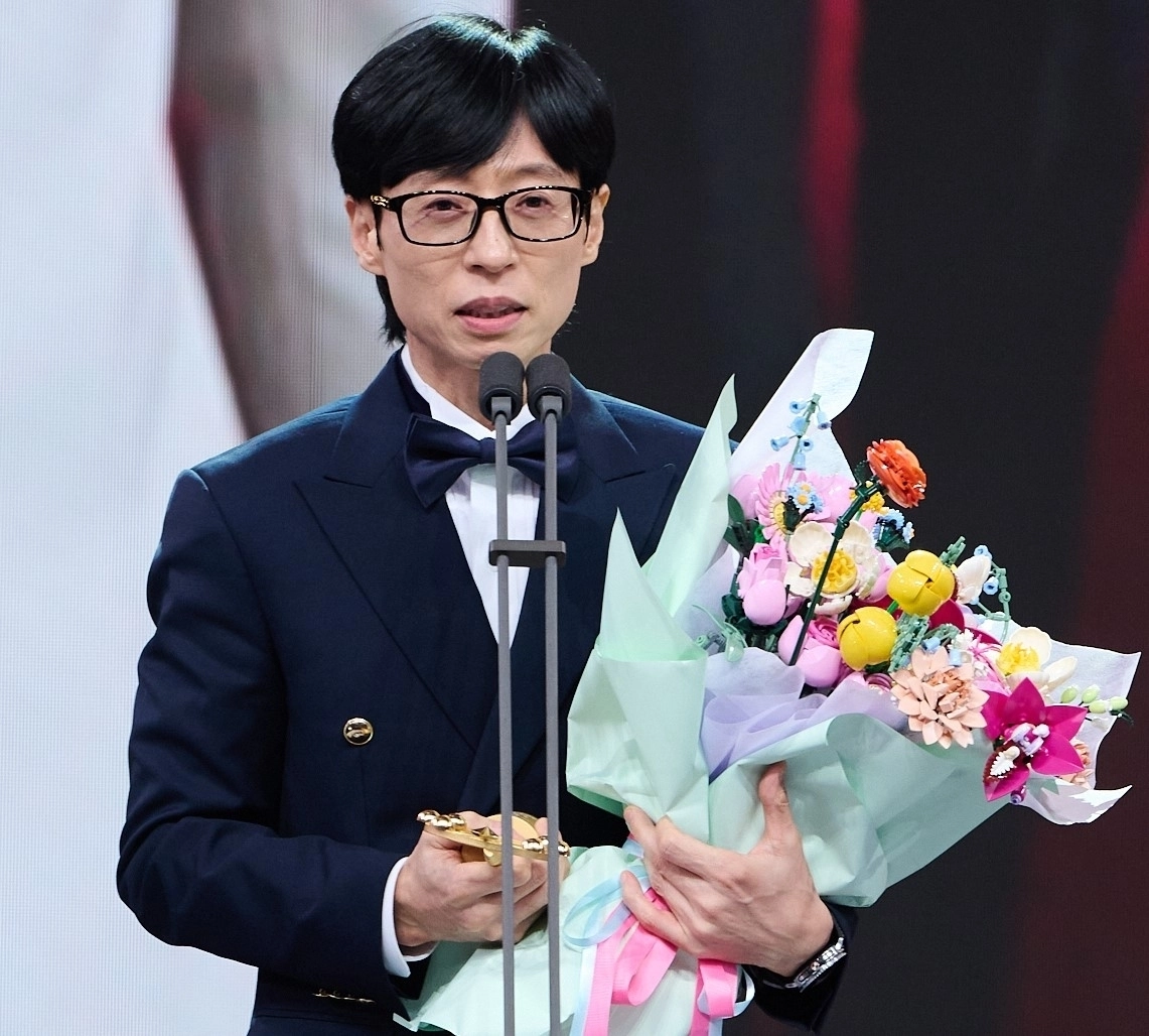 지난해 12월 30일 서울 마포구 MBC 미디어센터 공개홀에서 열린 ‘2025 MBC 방송연예대상’에서 대상을 받은 방송인 유재석이 ‘레고 꽃다발’을 들고 수상 소감을 말하고 있다. MBC 제공