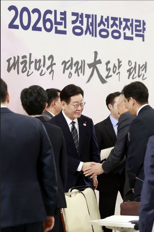 이재명 대통령이 9일 청와대에서 열린 경제성장전략 국민보고회 후 참석자들과 악수하고 있다. 청와대통신사진기자단