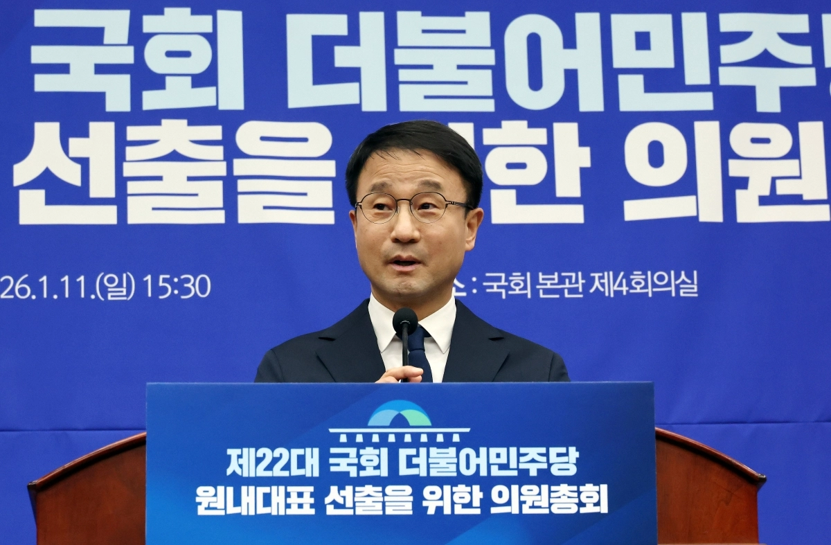 더불어민주당 원내대표 보궐선거에 출마한 한병도 후보가 11일 국회에서 열린 제2기 원내대표 선출을 위한 의원총회에서 정견 발표를 하고 있다. 2026.1.11 연합뉴스