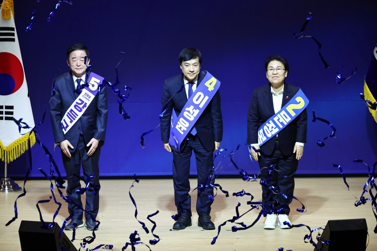 강득구(왼쪽부터), 이성윤, 문정복 더불어민주당 신임 최고위원이 11일 국회 의원회관에서 열린 최고위원 보궐선거 후보자 합동연설회에서 선출된 뒤 인사하고 있다. 뉴시스