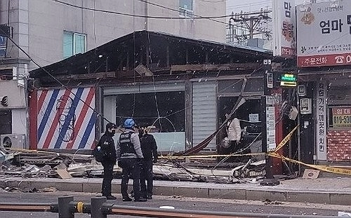 경기 전역에 강풍주의보가 내려진 10일 오후 2시 21분쯤 의정부시 호원동에서 강한 바람에 떨어진 간판에 깔린 행인이 숨지는 사고가 발생했다. 2026.1.10 독자 제공 연합뉴스