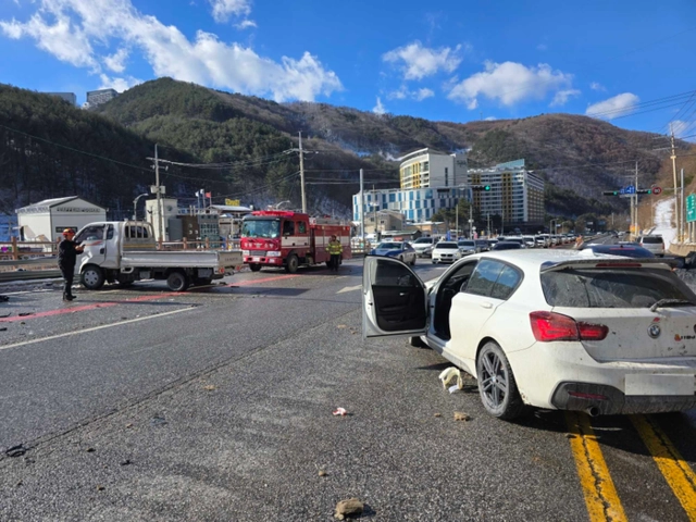 11일 오후 1시 8분쯤 강원 정선군 고한읍의 한 도로에서 화물차와 승용차가 추돌, 20대 여성 등 3명이 중경상을 입어 병원에 옮겨졌다. 강원도소방본부 제공