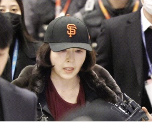 2022년 지방선거를 앞두고 강선우 무소속 의원에게 ‘공천헌금’ 1억원을 건넨 의혹을 받는 김경 서울시의원이 11일 오후 인천국제공항 제1여객터미널을 통해 귀국했다. 연합뉴스