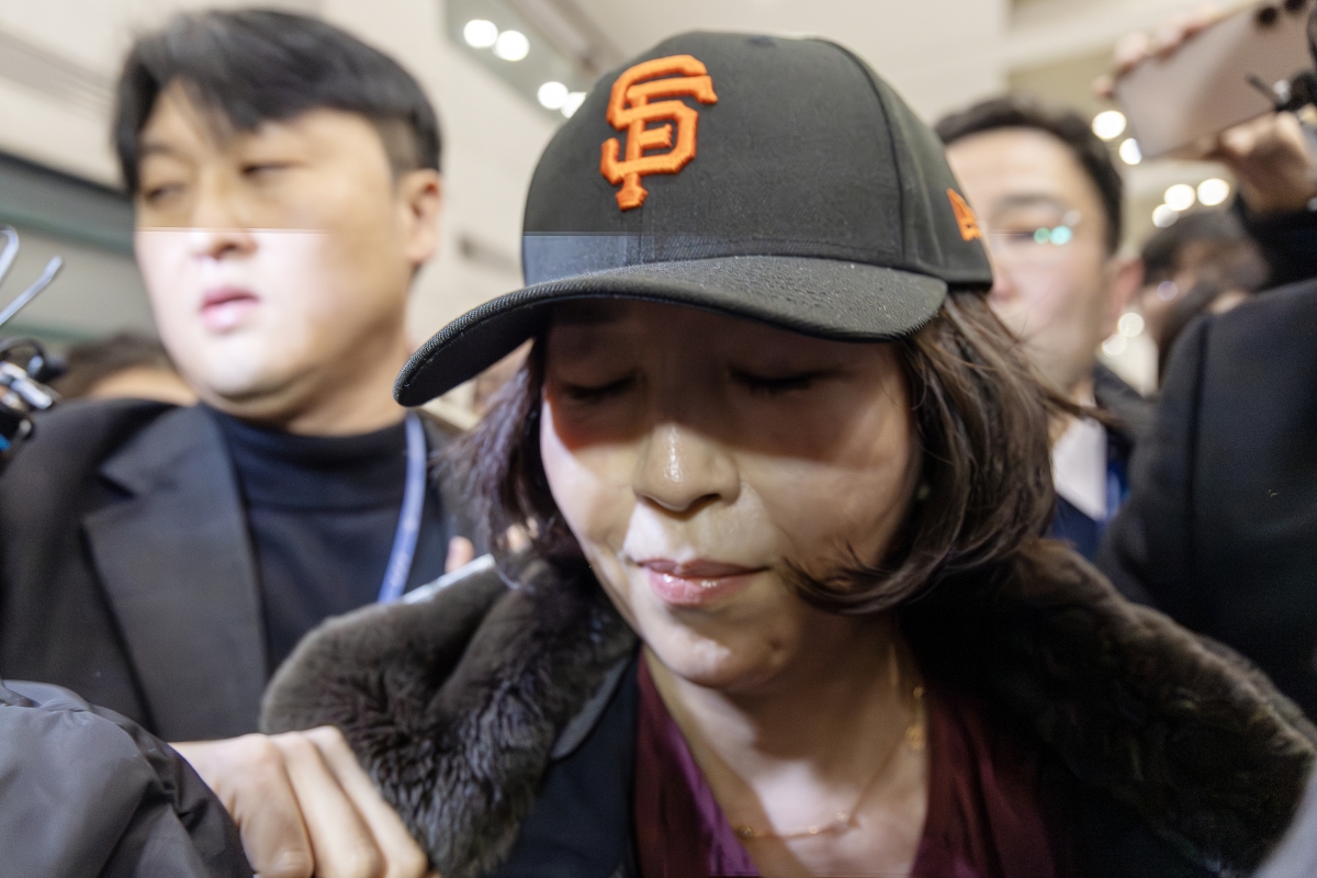 2022년 지방선거를 앞두고 더불어민주당 소속이던 강선우 의원에게 ‘공천헌금’ 1억원을 전달한 의혹을 받는 김경 서울시의원이 11일 인천국제공항 1터미널을 통해 입국하고 있다. 2026.1.11 연합뉴스