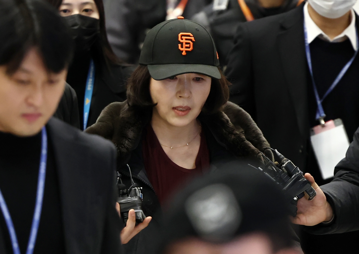 2022년 지방선거를 앞두고 더불어민주당 소속이던 강선우 의원에게 ‘공천헌금’ 1억원을 전달한 의혹을 받는 김경 서울시의원이 11일 인천국제공항 1터미널을 통해 입국하며 취재진의 질문을 받고 있다. 2026.1.11 연합뉴스