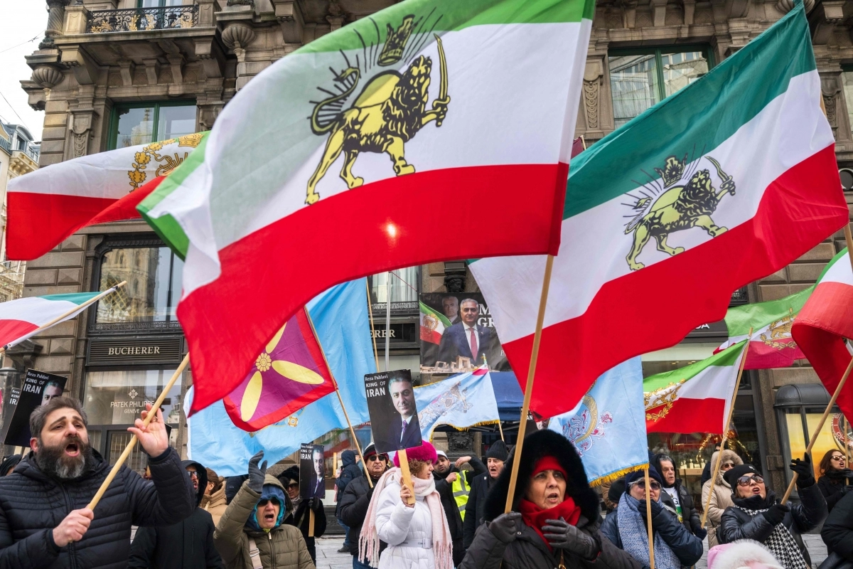 11일(현지시간) 오스트리아 빈 슈테판스플라츠 광장에서 이란 정부에 반대하는 시위가 열린 가운데 시위 참가자들이 팔레비 시대의 이란 국기를 흔들고 있다. 2026.1.11 AFP 연합뉴스