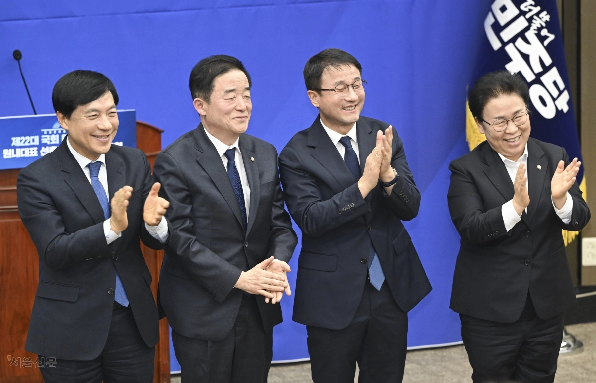 한병도(왼쪽 세 번째) 더불어민주당 신임 원내대표가 11일 국회에서 열린 원내대표 선출 의원총회에서 당선 직후 신임 최고위원 3명과 함께 인사를 하고 있다. 민주당은 이날 최고위원 3명에 대한 보궐선거도 진행했다. 왼쪽부터 이성윤·강득구 최고위원, 한 원내대표, 문정복 최고위원. 이지훈 기자