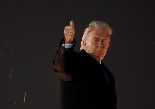 이란에서 2주째 이어진 반정부 시위가 날이 갈수록 격화하는 가운데 도널드 트럼프 미국 대통령은 “미국은 도울 준비가 됐다”며 이번 사태에 개입할 수 있다는 입장을 내놨다. 사진은 트럼프 대통령이 지난 9일(현지시간) 미 워싱턴DC 인근 메릴랜드주의 앤드루스 합동기지에서 플로리다로 향하기 위해 전용기에 탑승하며 엄지손가락을 치켜든 모습.  워싱턴DC 로이터 연합뉴스