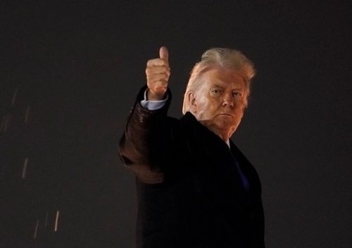 이란에서 2주째 이어진 반정부 시위가 날이 갈수록 격화하는 가운데 도널드 트럼프 미국 대통령은 “미국은 도울 준비가 됐다”며 이번 사태에 개입할 수 있다는 입장을 내놨다. 사진은 트럼프 대통령이 지난 9일(현지시간) 미 워싱턴DC 인근 메릴랜드주의 앤드루스 합동기지에서 플로리다로 향하기 위해 전용기에 탑승하며 엄지손가락을 치켜든 모습.  워싱턴DC 로이터 연합뉴스