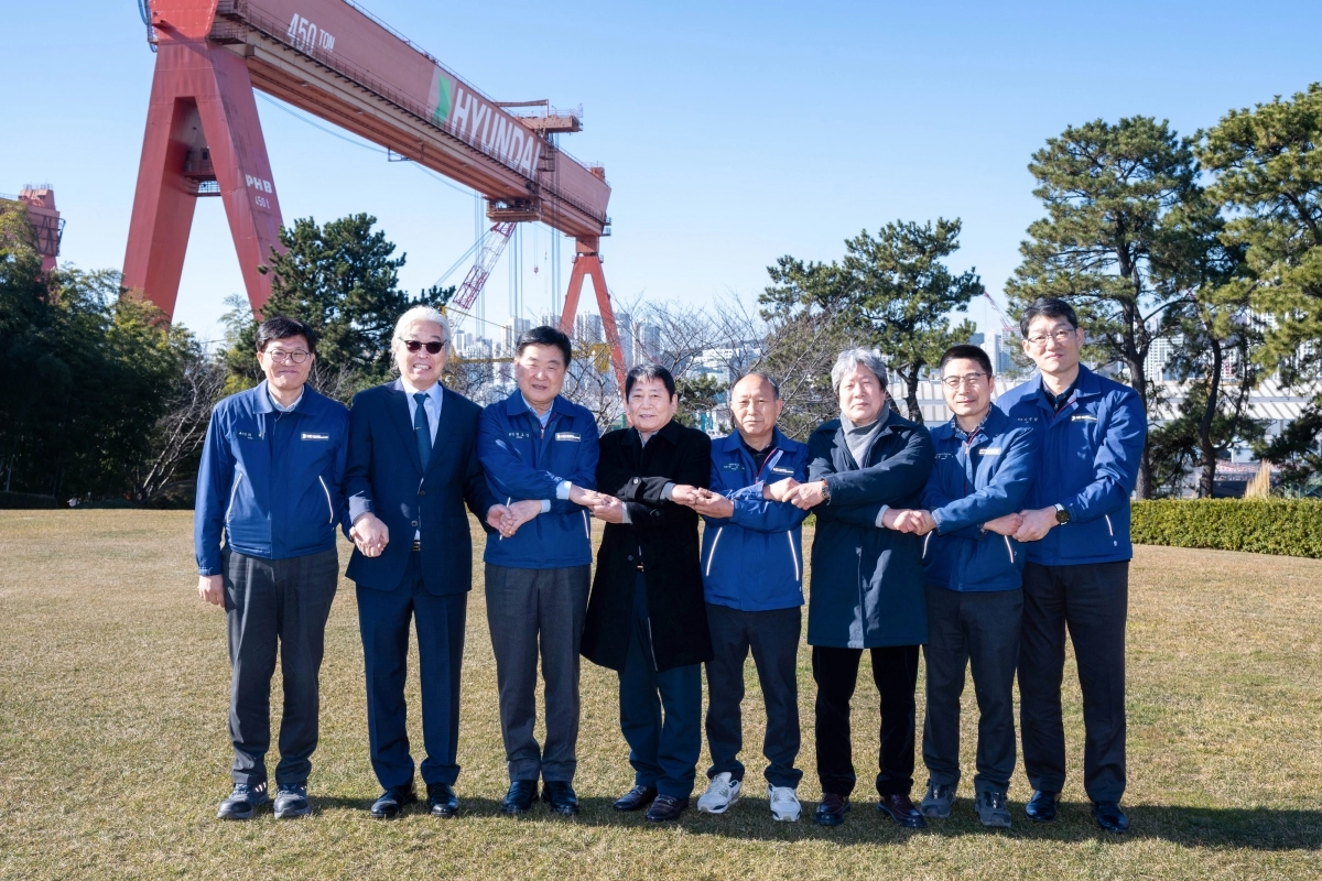 권오갑(왼쪽에서 세 번째) HD현대 명예회장이 울산 HD현대중공업 영빈관에서 전임 노조 지부장들과 기념 촬영을 하고 있다. HD현대 제공
