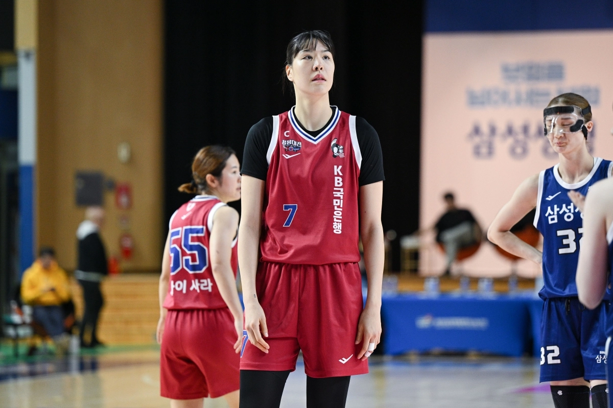 박지수가 11일 경기 용인시실내체육관에서 열린 청주 KB와 용인 삼성생명의 ‘청용대전’에서 코트를 바라보고 있다. 2026.1.11 WKBL 제공