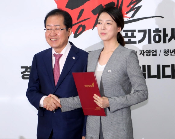 2018년 자유한국당 홍준표 전 대표가 국회의원 재보궐선거 후보자 공천장 수여식에서 당시 송파을 후보였던 배현진 현 국민의힘 의원에게 공천장을 수여하고 있다. 2018.5.14 연합뉴스