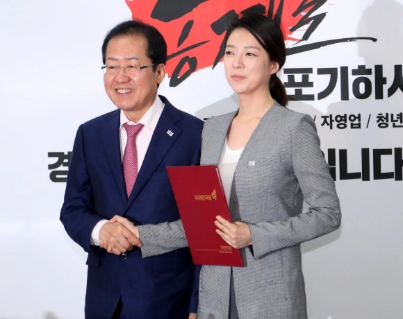 2018년 자유한국당 홍준표 전 대표가 국회의원 재보궐선거 후보자 공천장 수여식에서 당시 송파을 후보였던 배현진 현 국민의힘 의원에게 공천장을 수여하고 있다. 2018.5.14 연합뉴스