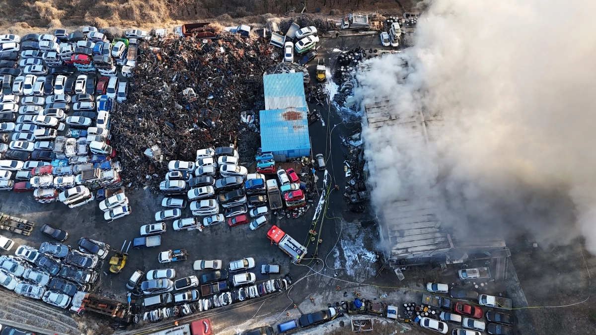 거제 폐차장 화재 현장. 2026.1.12. 경남소방본부 제공