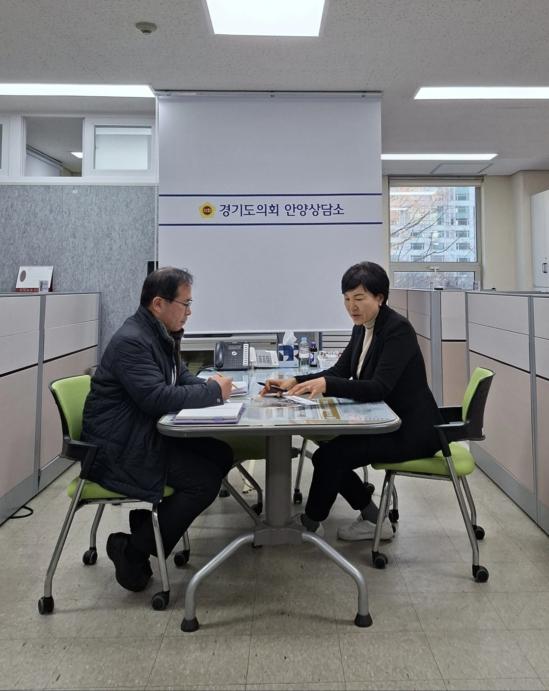 이채명 의원이 8일 경기도의회 안양상담소에서 안양시 관계자와 호계사거리 일대 보행 환경 개선을 위한 대각선 횡단보도 설치 방안을 논의하고 있다.(사진=경기도의회)