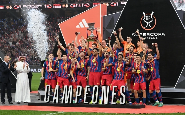 12일 스페인 슈퍼컵 결승에서 레알 마드리드를 꺾고 우승을 차지한 FC 바르셀로나 선수들이 우승 세리머니를 하며 기뻐하고 있다. 제다 EPA 연합뉴스