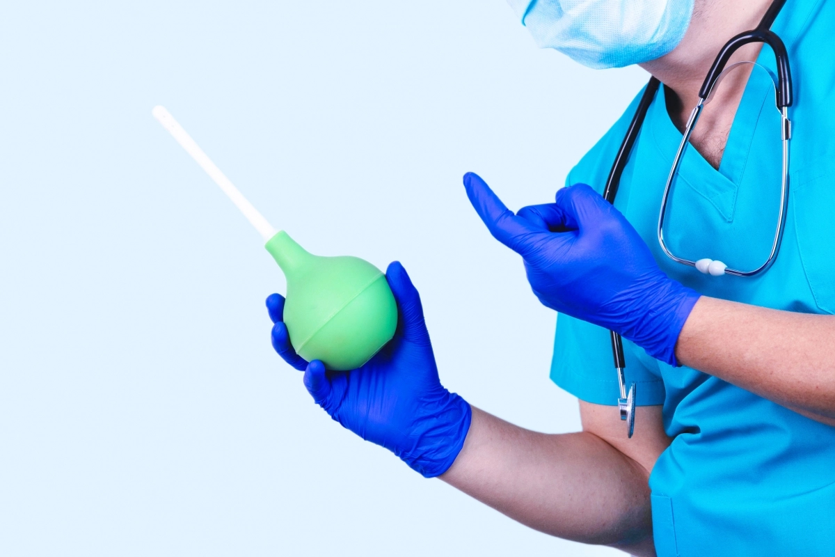 관장 기구를 들고 있는 의사. 123rf