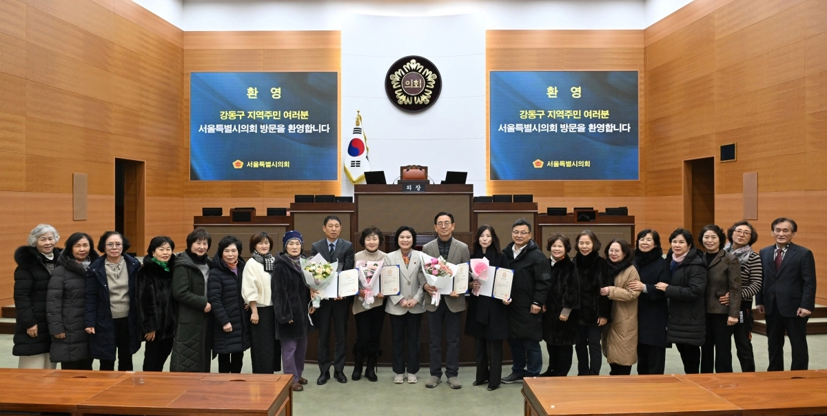 서울시의회 본회의장을 방문한 이로운 강동구 지역단체 회원들과 박춘선 서울시의원