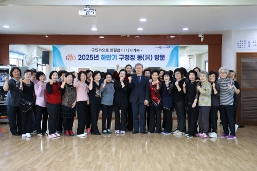 장인홍 서울 구로구청장이 지난해 하반기 구청장 동 인사회에서 참석자들과 기념사진을 찍고 있다.   구로구 제공