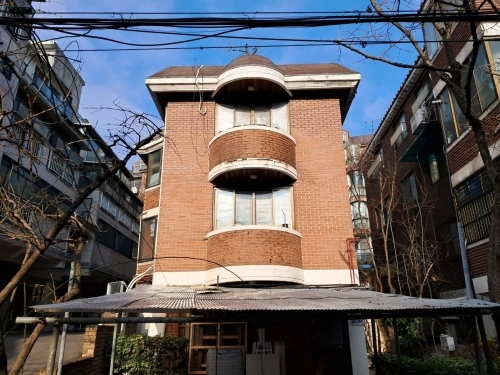 서울 용산구 주택가 위험 수목 처리 모습.   용산구 제공