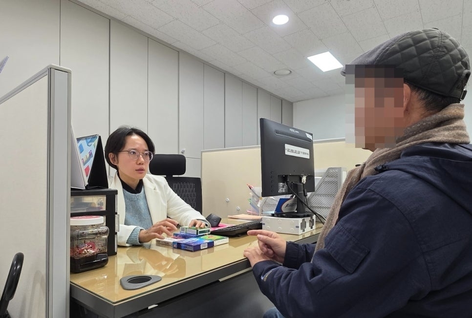 서울 송파구 보건소 금연클리닉에서 한 주민이 금연 상담을 받고 있다. 송파구 제공
