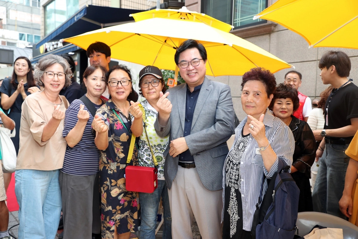 박일하(왼쪽 다섯번째) 동작구청장이 지난해 8월,상도전통시장 맥주페스타에 방문해 주민들과 사진 촬영을 하고 있다. 동작구 제공