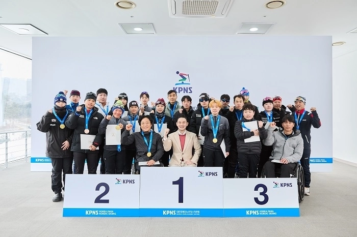 배동현 이사장(앞줄 가운데)이 수상한 선수들과 함께 단체 기념사진을 촬영하고 있다.