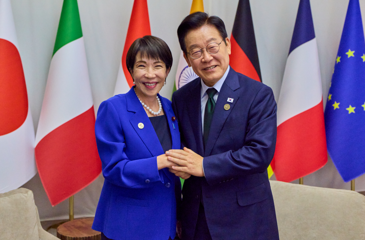 이재명 대통령이 지난해 11월 23일(현지시간) 주요 20개국(G20) 정상회의가 열린 남아프리카공화국 요하네스버그 나스렉 엑스포센터에서 다카이치 사나에 일본 총리와 비공식 약식 회담에 앞서 기념촬영을 하고 있다. 2025.11.24 공동취재