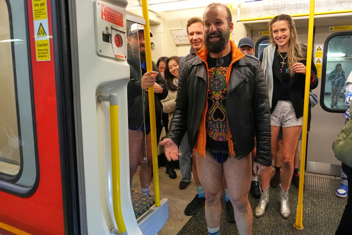 연례 행사인 ‘바지 안 입고 지하철 타기(No Trousers Tube Ride)’가 열린 2026년 1월 11일(현지시간), 영국 런던에서 승객들이 하의를 입지 않은 채 지하철을 이용하고 있다. AP뉴시스