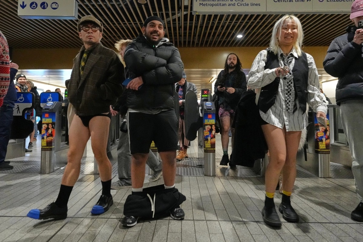 연례 행사인 ‘바지 안 입고 지하철 타기(No Trousers Tube Ride)’가 열린 2026년 1월 11일(현지시간), 영국 런던에서 승객들이 하의를 입지 않은 채 지하철을 이용하고 있다. AP뉴시스
