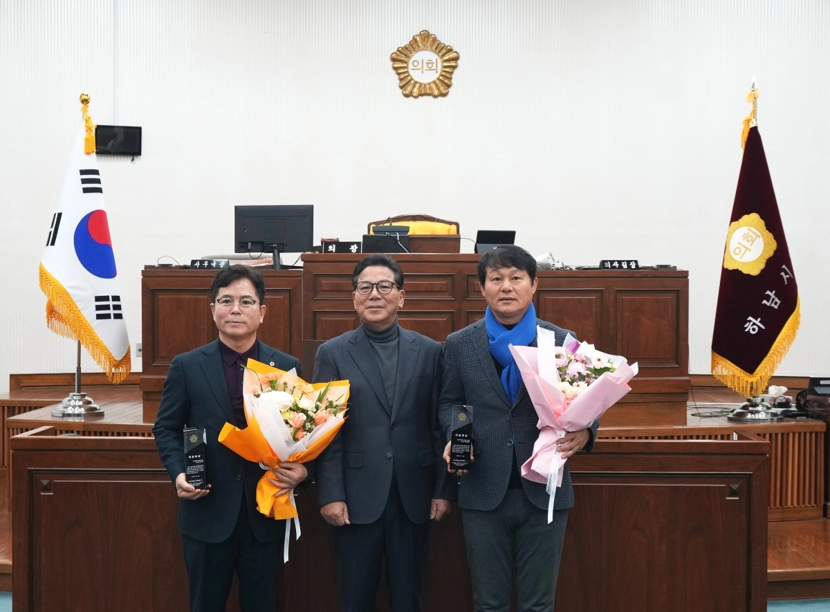 하남시의회 금광연 의장과 정병용 부의장이 12일 하남시의회 본회의장에서 수도권영상기자클럽 주관 의정대상을 수상하고 있다. 금광연 의장실 제공