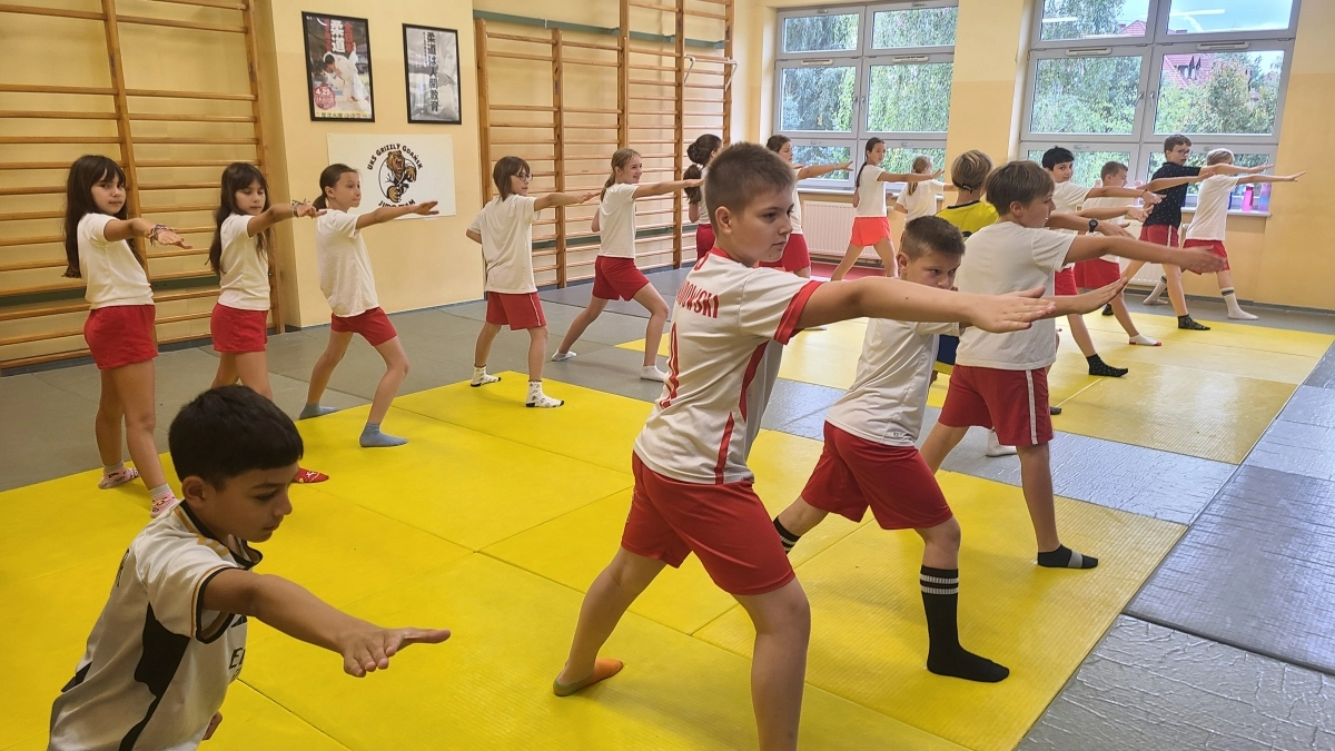 폴란드 초등학교 학생들이 택견을 배우고 있다. 충주시 제공.