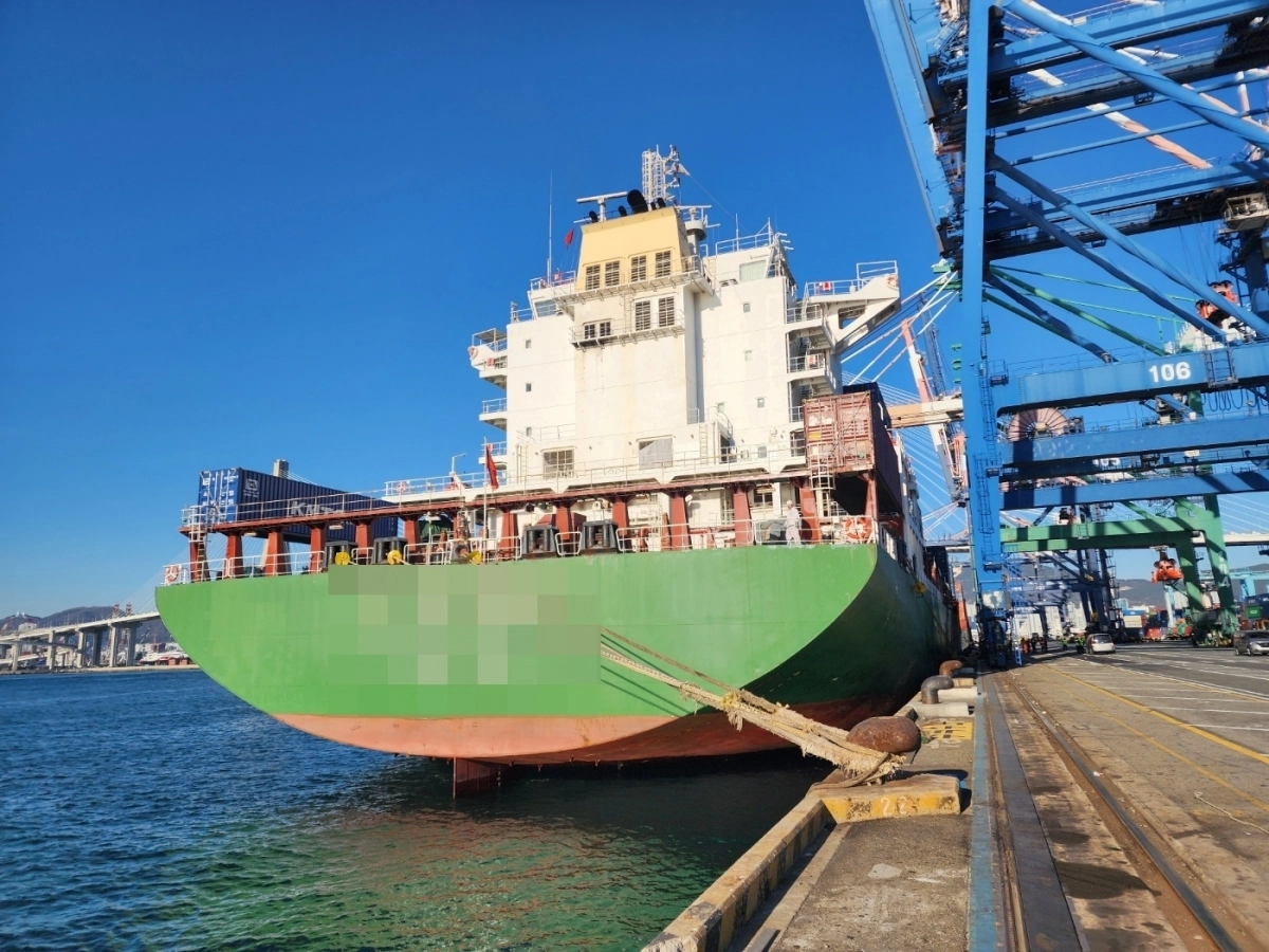 12일 오전 부산항 북항 신감만부두에 계류 중인 중국 선적 컨테이너선 A호 30대 중국인 선원이 바다에 떨어져 사망하는 사고가 발생했다. 부산해경 제공