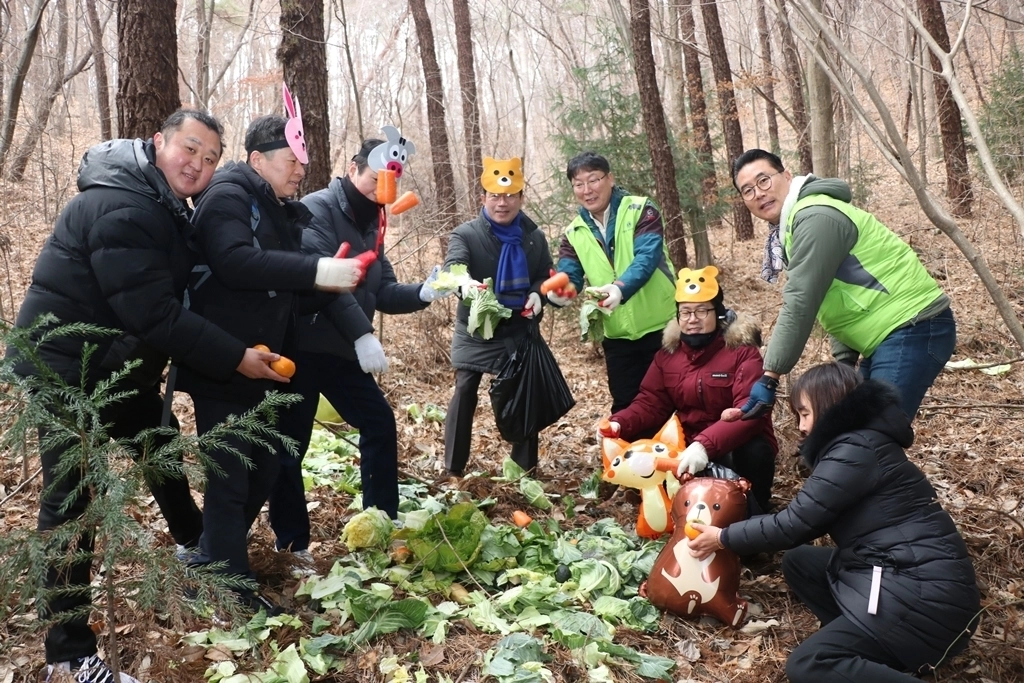 광양제철소 프렌즈 재능봉사단이 백운산 일대에서 혹한기 야생동물 먹이주기 봉사활동을 펼치고 있다.