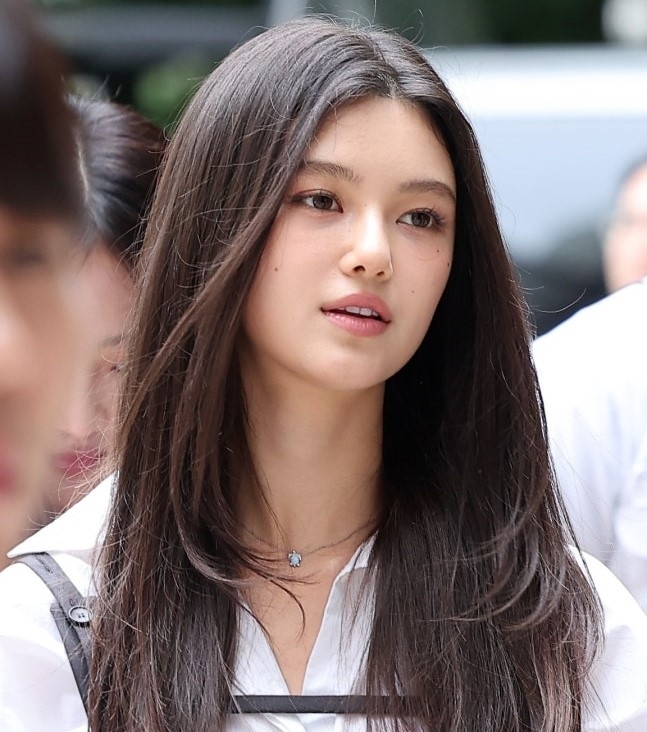 뉴진스 다니엘이 14일 서울 서초구 서울중앙지법에서 열린 어도어가 뉴진스를 상대로 제기한 전속계약 유효 확인 소송 조정기일에 출석하고 있다. 2025.8.14 뉴스1