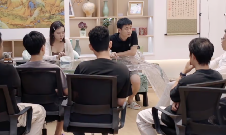 중국에서 교통사고를 당해 왼쪽 팔과 다리를 잃었지만 희망을 잃지 않고 장애인들에게 일자리를 제공하는 구두 세척 사업을 시작해 성공을 거둔 30세 여성의 사연이 전해지며 감동을 주고 있다. 더우인