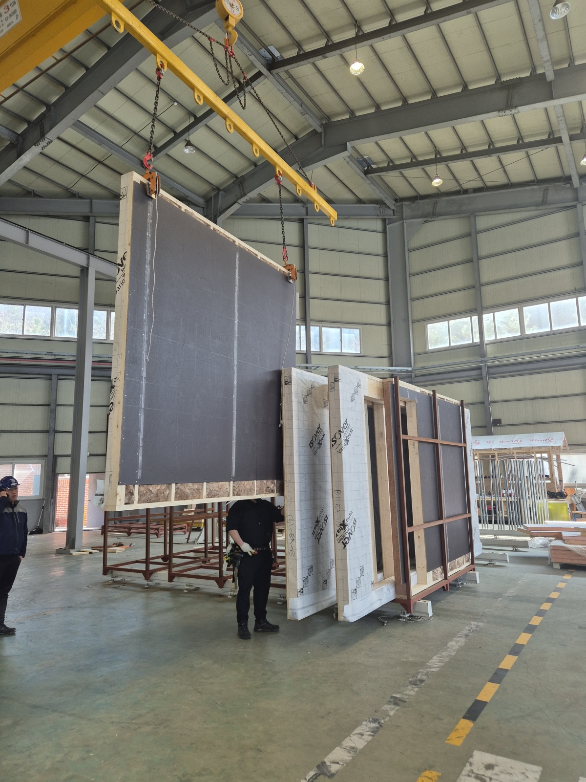 산림과학원이 개발해 국내 기업에 기술을 통해 생산된 구조용 파티클보드. 국립산림과학원 제공