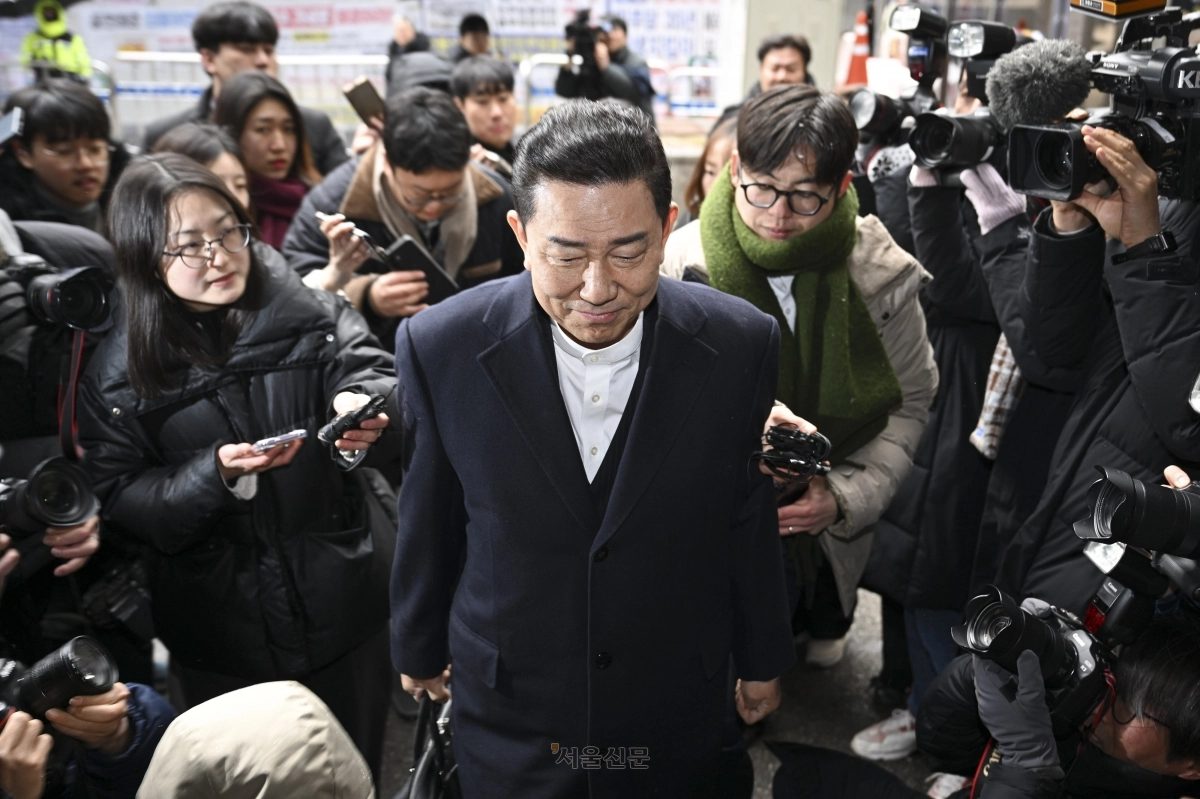 공천헌금 수수 등 각종 의혹을 받는 김병기 전 더불어민주당 원내대표가 12일 서울 여의도 더불어민주당 중앙당사에서 열린 윤리심판원 회의에 출석하고 있다. 2026.1.12 이지훈 기자