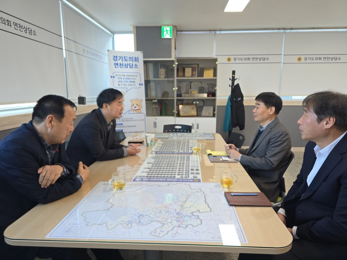 윤종영 의원이 7일 경기도의회 연천상담소에서 연천교육지원청 행정과로부터 지역 학교 시설 보수 및 환경개선 현안을 보고 받고 있다.(사진=경기도의회)