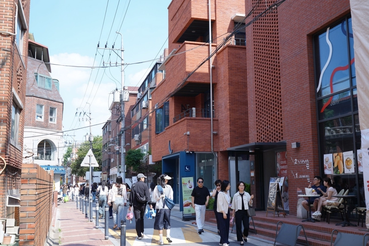 성동구 성수동에 ‘붉은 벽돌 건축물’로 구성된 아뜰리에길 모습. 성동구 제공