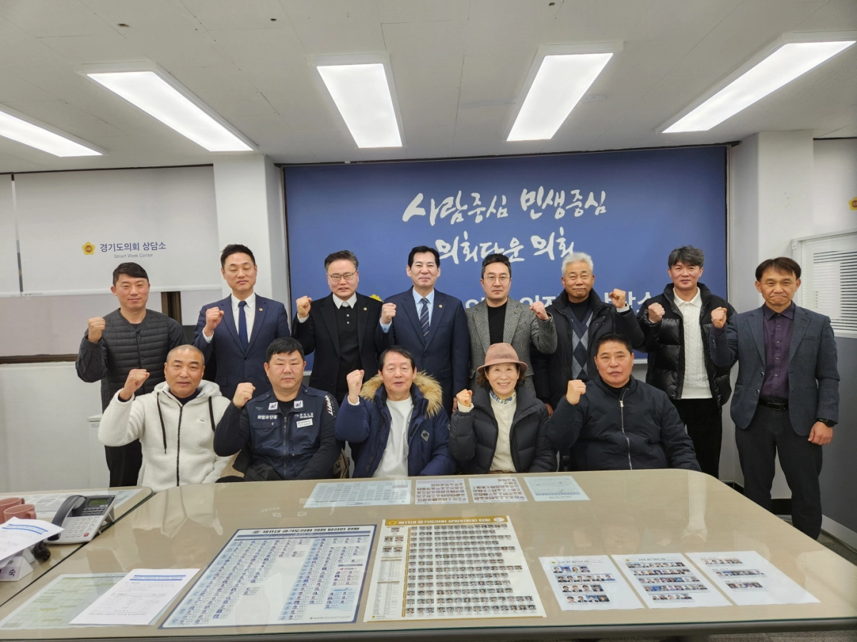 9일 도의회 의정부상담소에서 의정부지역 도의원과 한국노총 경기중북부지부 이영숙 수석부의장을 비롯한 임원진이 함께 신년 인사 및 정담회를 갖고 기념촬영을 하고 있다.(사진=경기도의회)